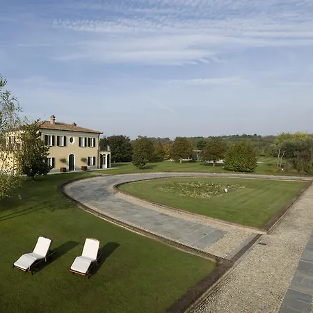 Relais 23 & Ristorante מלון Castelnuovo Belbo